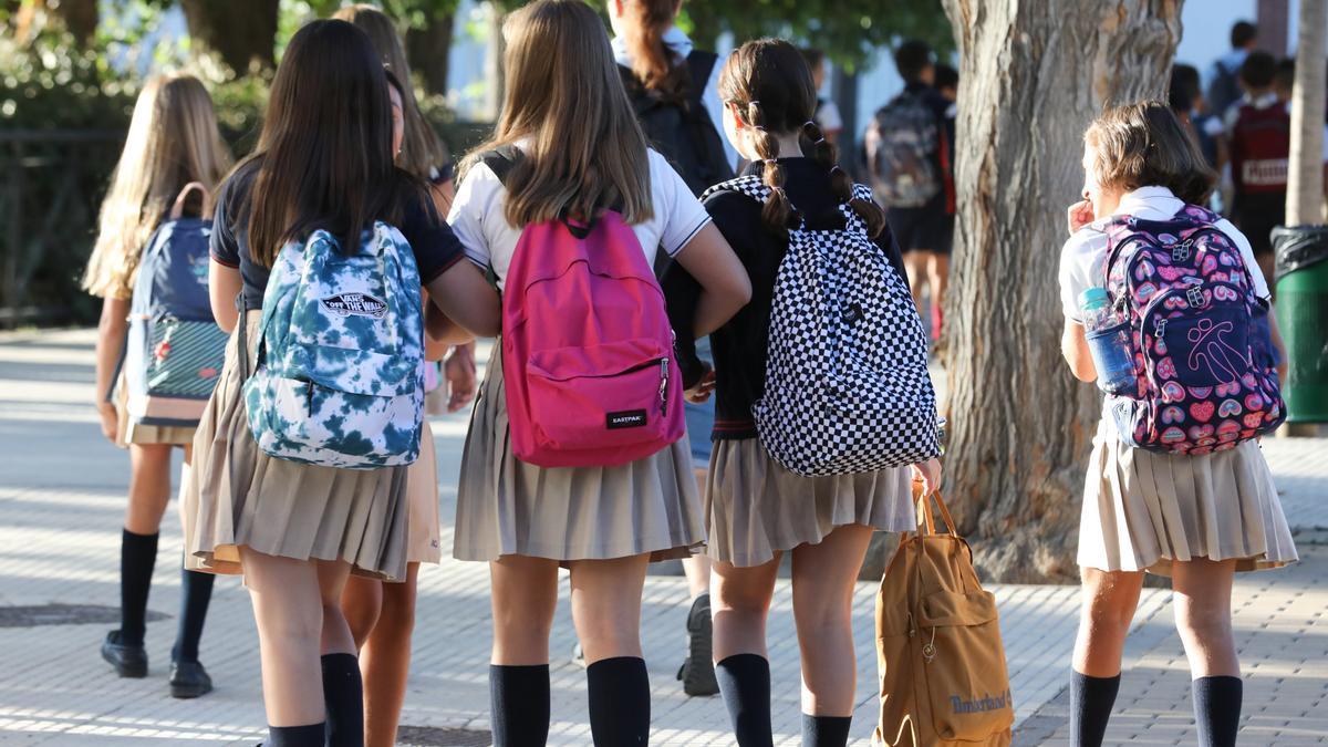 Varias niñas, a la entrada del colegio.