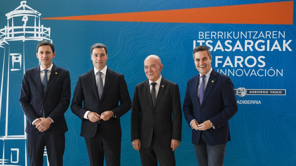 El lehendakari Imanol Pradales, acompañado de los consejeros de Hacienda, Noël d'Anjou, de Ciencia, Juan Ignacio Pérez Iglesias, y de Industria, Mikel Jauregi, en la presentación de los Faros de Innovación.