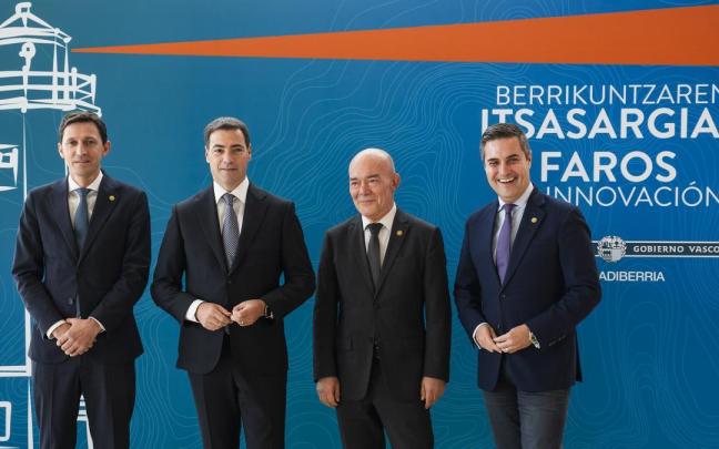 El lehendakari Imanol Pradales, acompañado de los consejeros de Hacienda, Noël d'Anjou, de Ciencia, Juan Ignacio Pérez Iglesias, y de Industria, Mikel Jauregi, en la presentación de los Faros de Innovación.