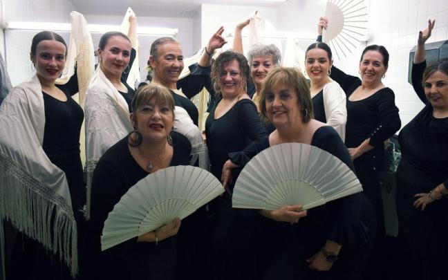 Integrantes de Kuskua preparándose antes de salir a escena