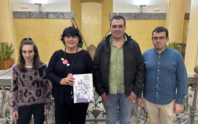 Eva Abuin (Elkarrekin), Jasone Giraldo (EH Bildu), Aritz Murua (PSE-EE) y Ander Garay (PNV), representantes de la Mesa de la Convivencia.