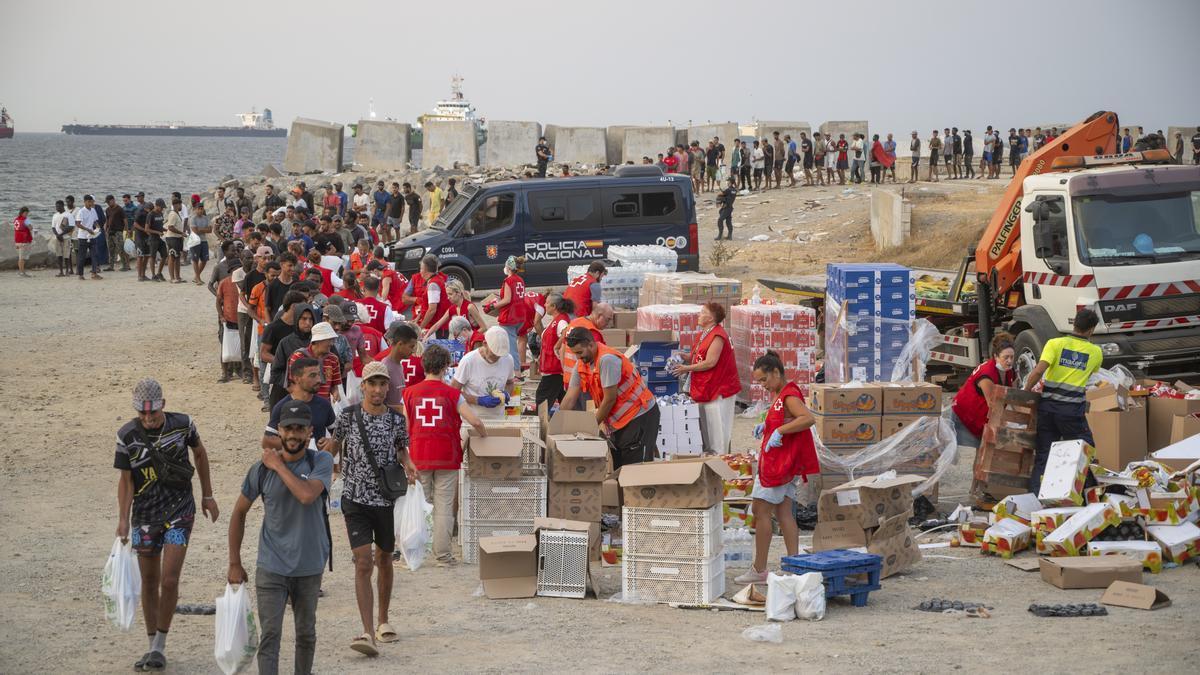Migrantes recibiendo asistencia de Cruz Roja en Ceuta
