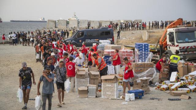 Migrantes recibiendo asistencia de Cruz Roja en Ceuta