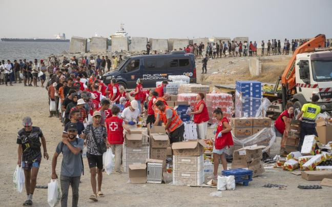 Migrantes recibiendo asistencia de Cruz Roja en Ceuta