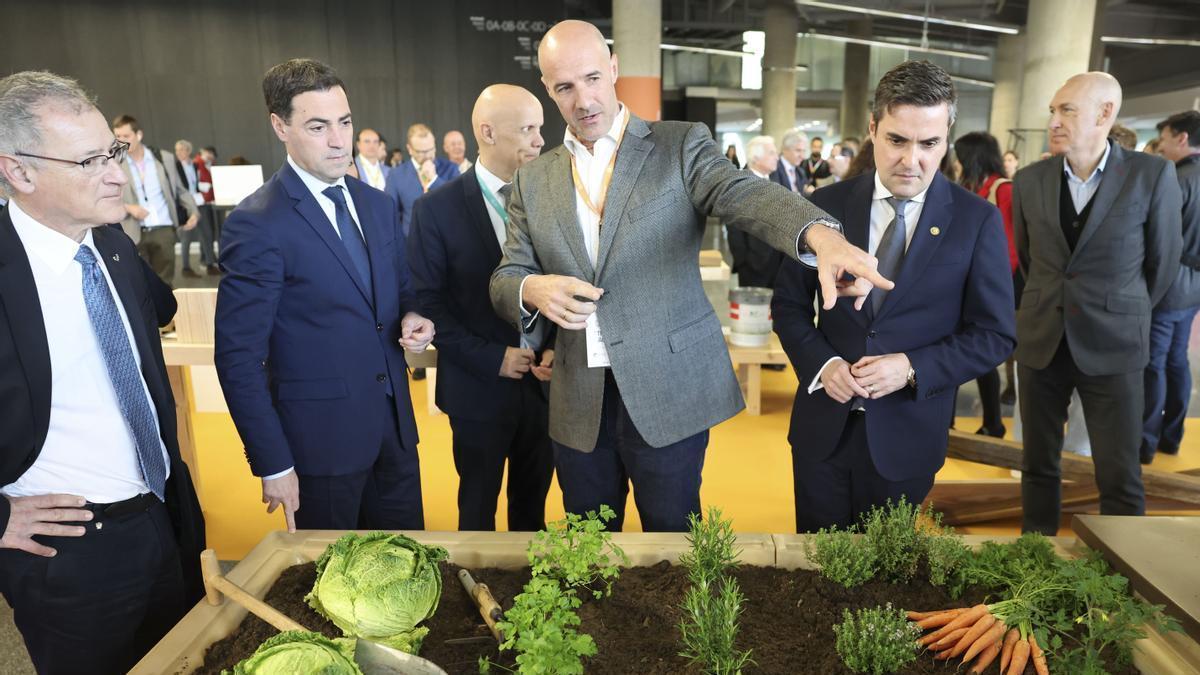 El rector de la UPV, Joxerramon Bengoetxea, el lehendakari, Imanol Pradales, el consejero de Industria Mikel Jauregi y el director general de Ihopbe Alexander Boto, (ia d) observan un huerto en la apertura del congreso de economía circular Basque Cir