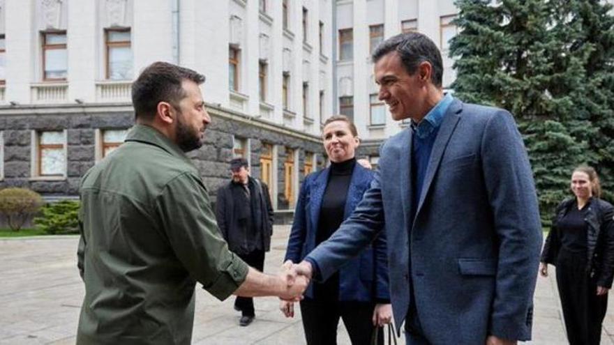 Sánchez y Zelenski se saludan en la primera visita del mandatario español a Kiev.