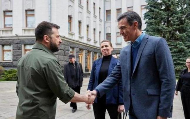 S&aacute;nchez y Zelenski se saludan en la primera visita del mandatario espa&ntilde;ol a Kiev.
