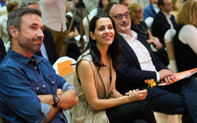 El diputado de Ciudadanos en el Congreso, Guillermo Díaz, la portavoz de Ciudadanos en el Congreso, Inés Arrimadas, y el candidato de Ciudadanos a la Presidencia de Cantabria, Félix Álvarez.