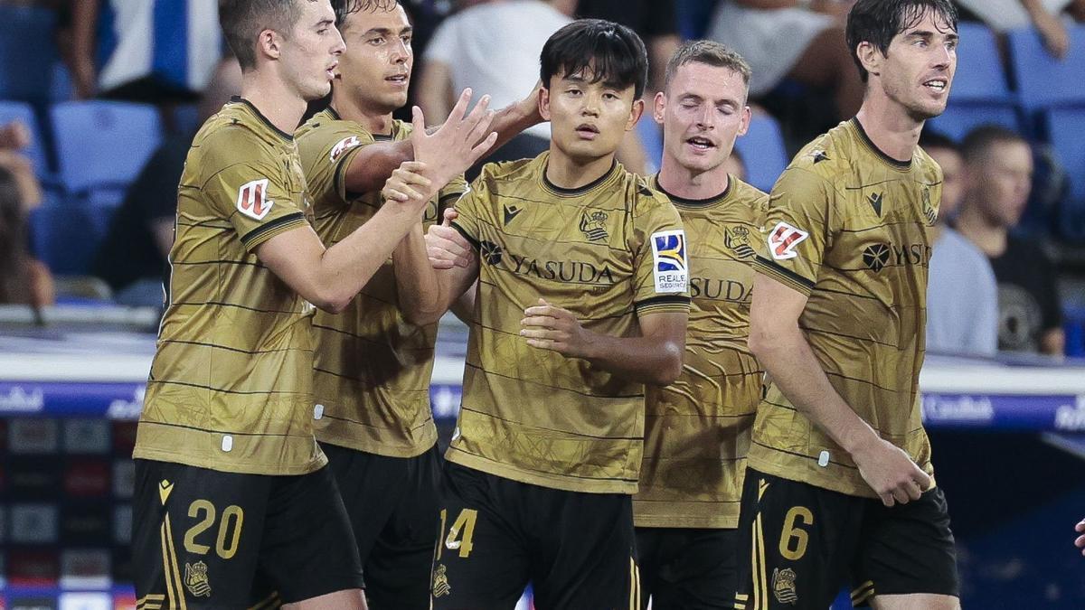 Los jugadores de la Real celebran el gol de Kubo. / TONI ALBIR