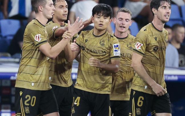 Los jugadores de la Real celebran el gol de Kubo. / TONI ALBIR