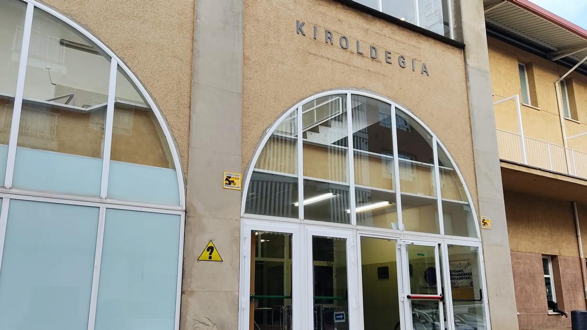 Fachada del polideportivo de Elorrio, donde durante la tarde de ayer ocurrieron los hechos. / O.B.