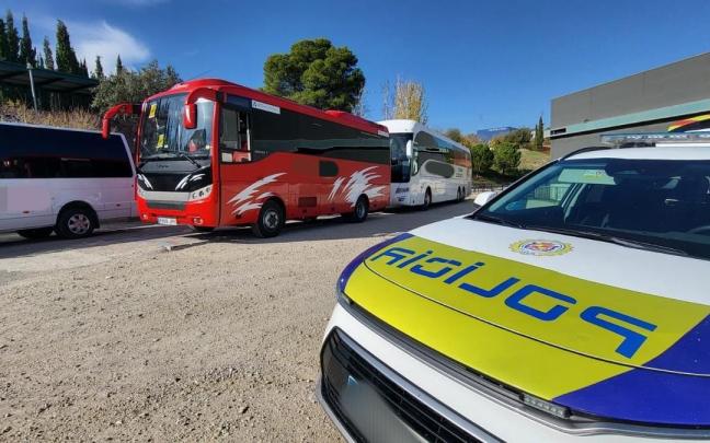 Vehículo de la Policía Local junto a un autobús, Jaén. / EP Vehículo de la Policía Local junto a un autobús, Jaén.