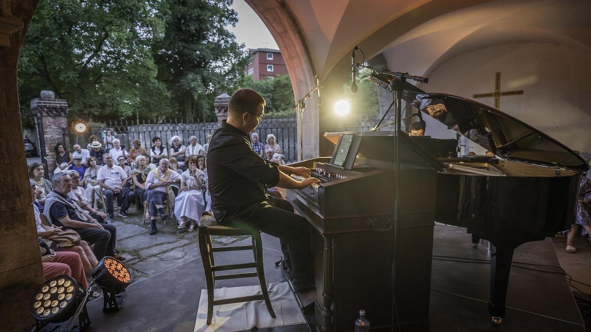 Aire(H)ari dio inicio al ciclo el pasado 10 de octubre con un concierto en la ermita de la Magdalena.