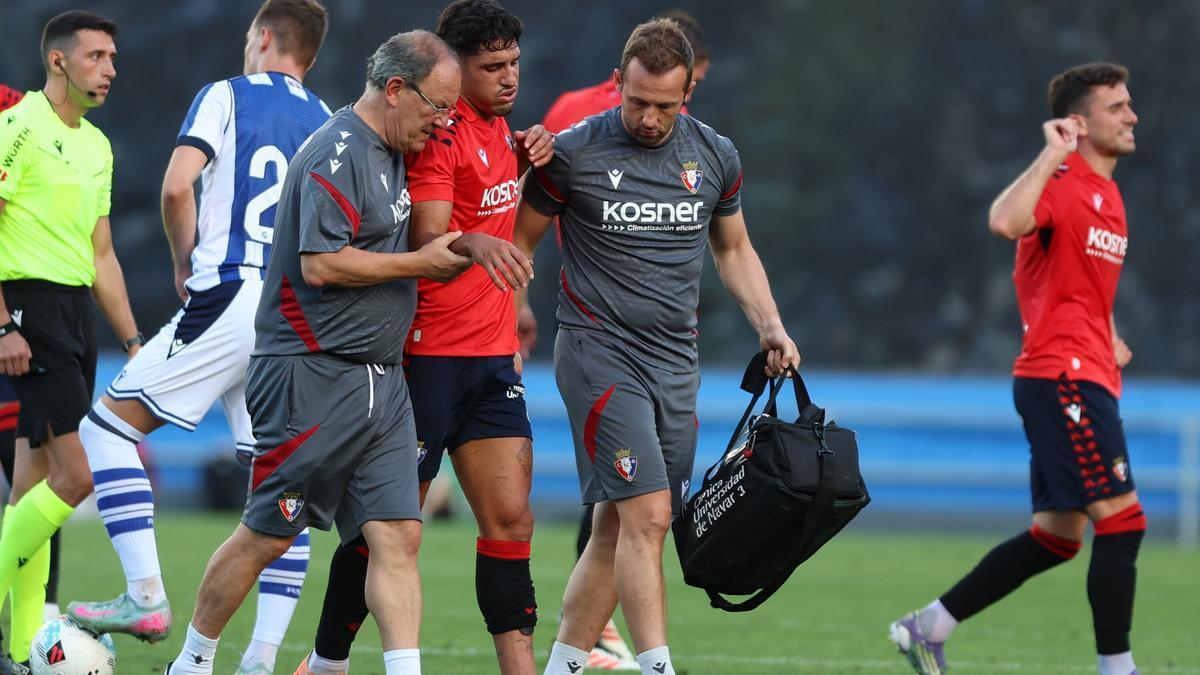 Iker Benito saliendo sustituido del choque amistoso contra la Real Sociedad. Foto: UNAI BEROIZ