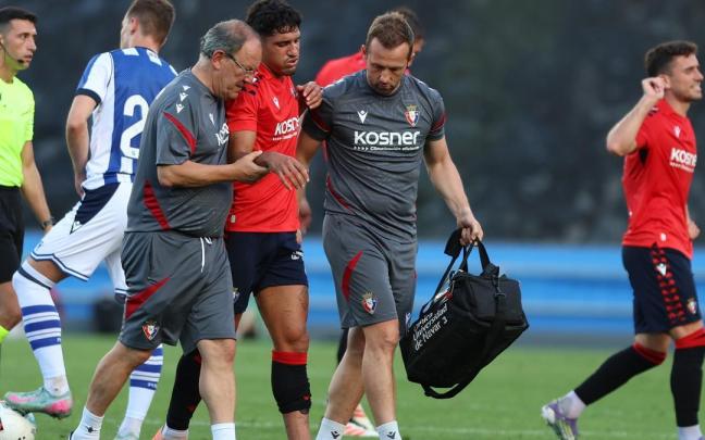 Iker Benito saliendo sustituido del choque amistoso contra la Real Sociedad. Foto: UNAI BEROIZ