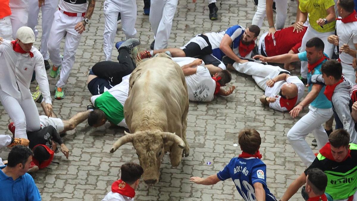 Dos corredores han sido trasladados al Hospital Universitario de Navarra tras el quinto encierro.