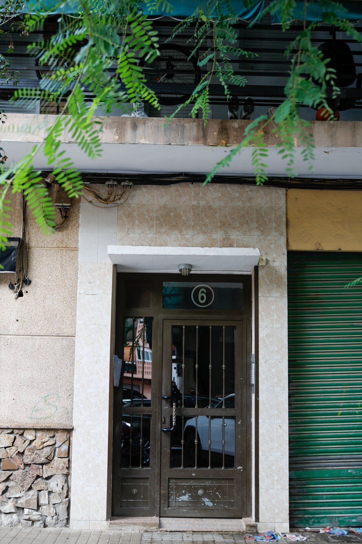 El portal del bloque.