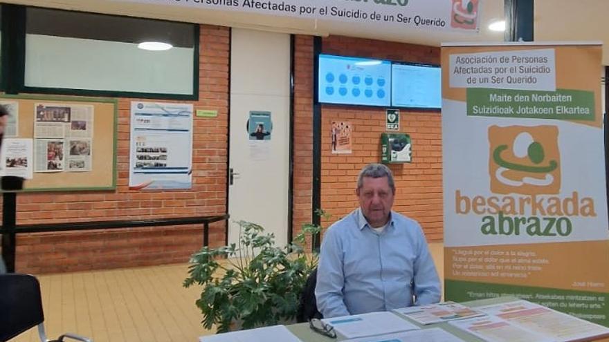 Francisco Carcabilla, socio colaborador de Besarkada-Abrazo, dando información en un instituto de Tudela.