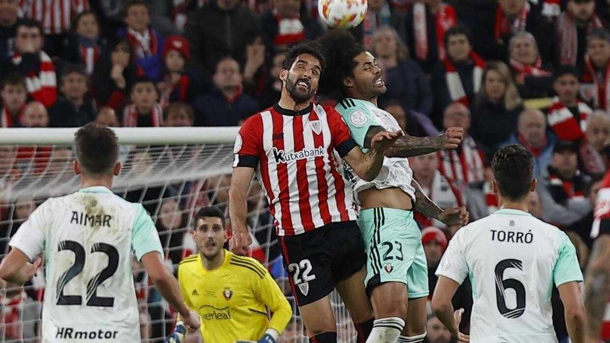 Raúl García y Aridane pugnan por un balón aéreo en uno de los derbis del pasado curso.