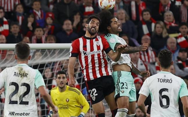 Raúl García y Aridane pugnan por un balón aéreo en uno de los derbis del pasado curso. Raúl García y Aridane pugnan por un balón aéreo en uno de los derbis del pasado curso.