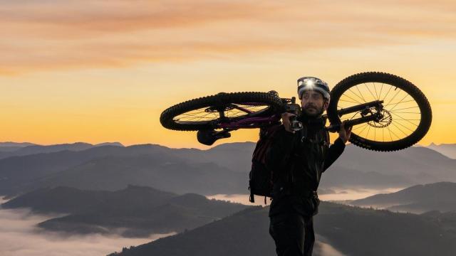 Aritz Gordo, con la bicicleta a cuestas y en la montaña, su territorio creativo.