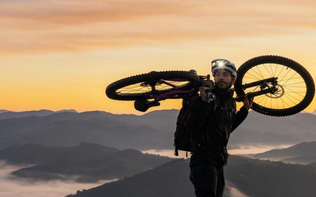 Aritz Gordo, con la bicicleta a cuestas y en la montaña, su territorio creativo.