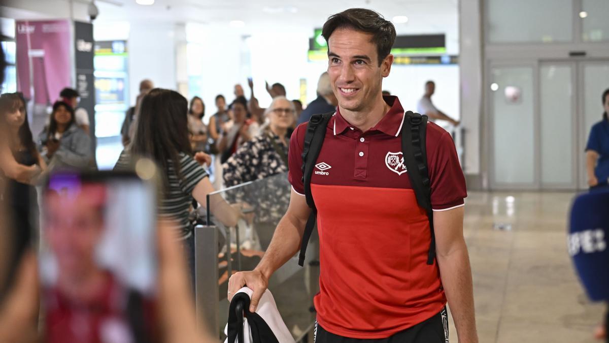 Iñigo Pérez abandona el banquillo del Rayo Vallecano.