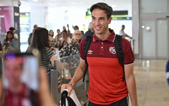 Iñigo Pérez abandona el banquillo del Rayo Vallecano.