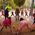 Un grupo de menores juega en un patio escolar