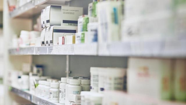 Stock de antibióticos en una farmacia.