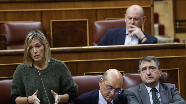 La diputada del PNV en materia económica, Idoia Sagastizabal, con sus compañeros Mikel Legarda y Aitor Esteban