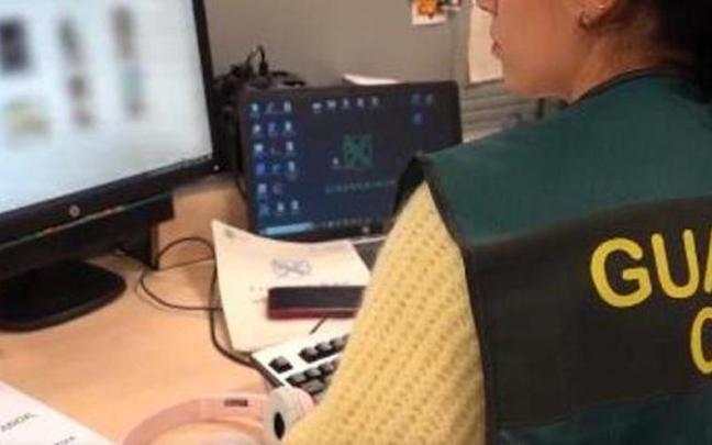 Un agente de la guardia civil experta en la lucha contra el cibercrimen de la UCO.