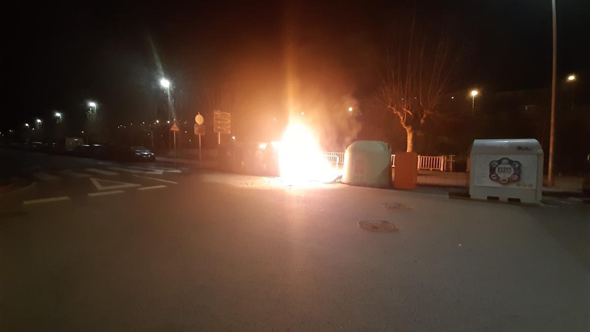 Contenedores en llamas durante una de las quemas ocurridas en los últimos meses.