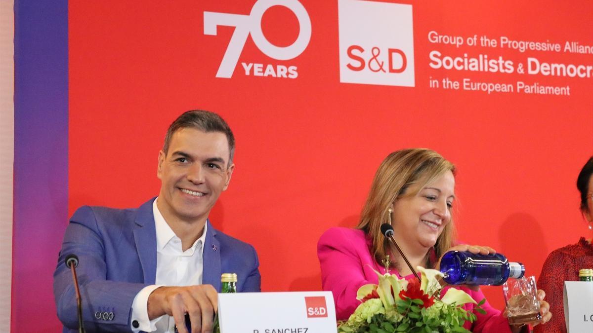 Pedro Sánchez, junto a la portavoz de los eurodiputados socialistas, Iratxe García.