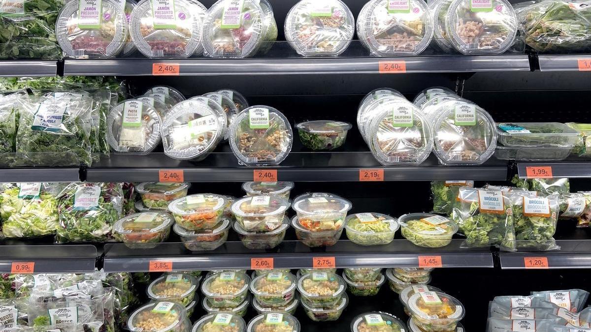 Ensaladas preparadas en el supermercado.