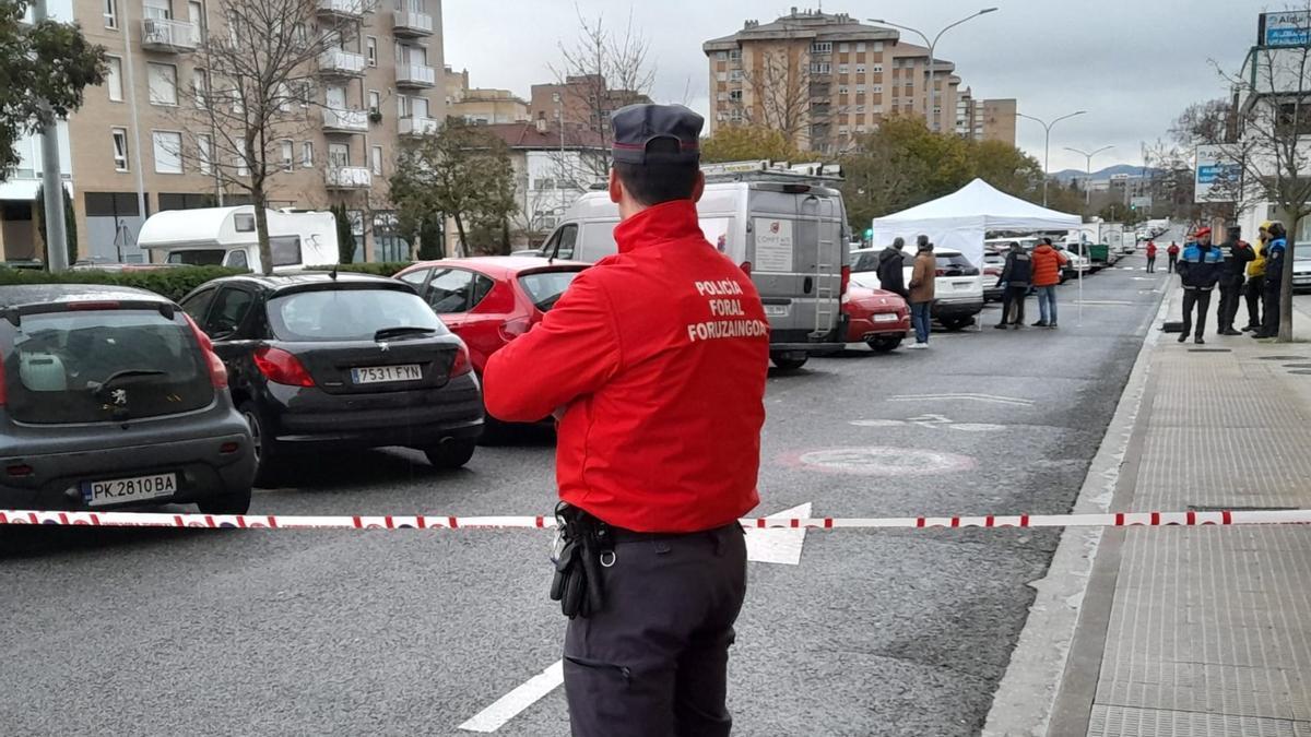 Un agente de la Policía Foral en el lugar del crimen.