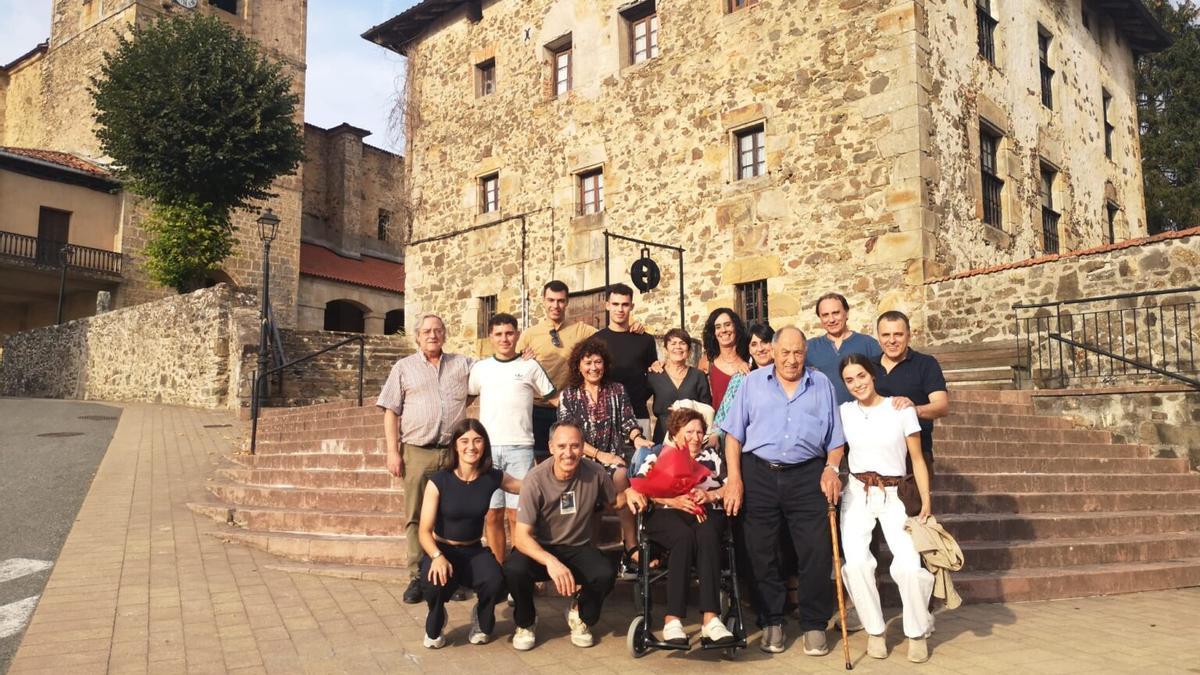 Estefanía y Juan, con sus familiares.