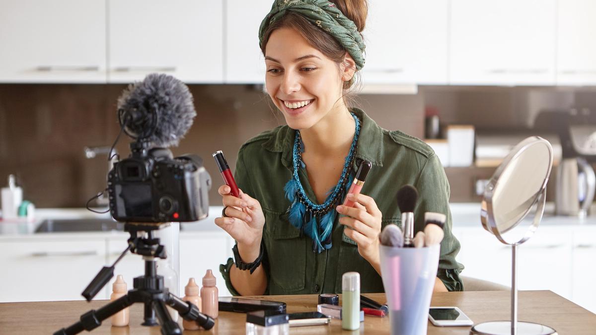 Una 'influencer' promociona productos de maquillaje.