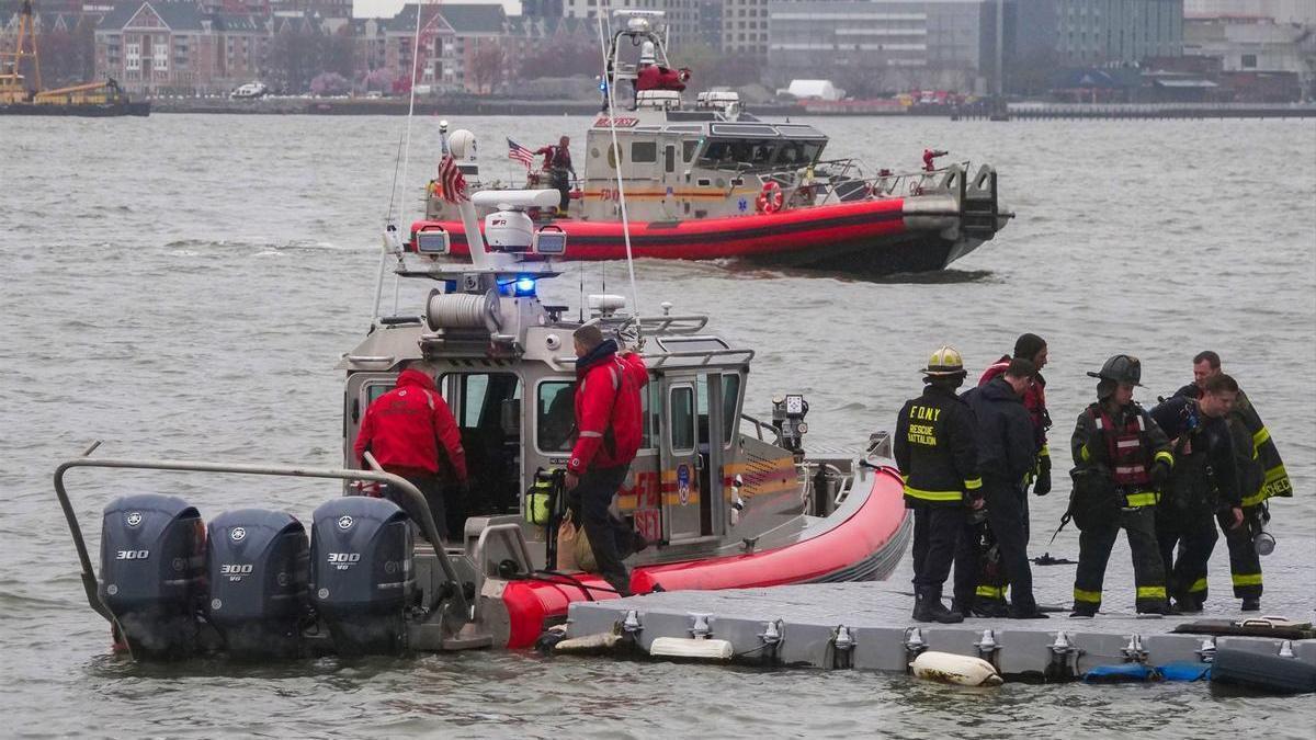 Varias embarcaciones se mantenían movilizadas en la costa de Jersey City (Nueva Jersey), ciudad vecina de Nueva York y en cuyas aguas impactó la aeronave