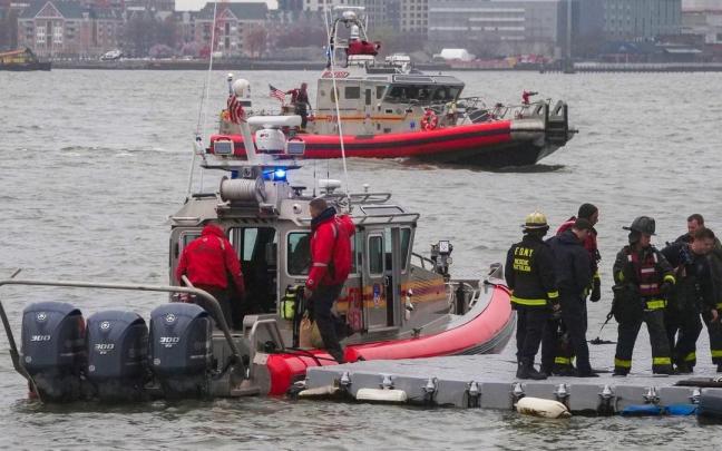 Varias embarcaciones se mantenían movilizadas en la costa de Jersey City (Nueva Jersey), ciudad vecina de Nueva York y en cuyas aguas impactó la aeronave