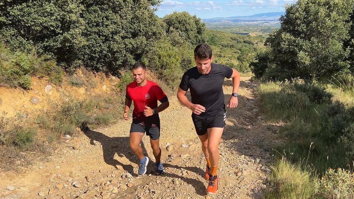 Izan y Jon Ander corriendo.