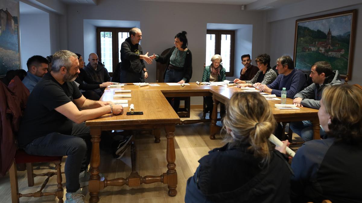 La alcaldesa de Zeanuri, Naia Urutxua y el primer edil de Ubide, Zigor Iturriotz estrechan sus manos tras la firma del acta