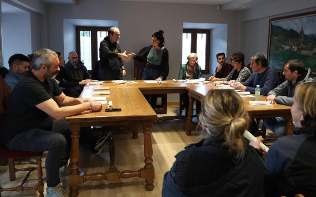 La alcaldesa de Zeanuri, Naia Urutxua y el primer edil de Ubide, Zigor Iturriotz estrechan sus manos tras la firma del acta