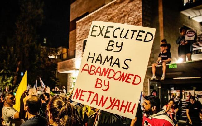 Cartel en el que se puede leer 'Ejecutados por Hamás, abandonados por Netanyahu' en una protesta en Jerusalén.