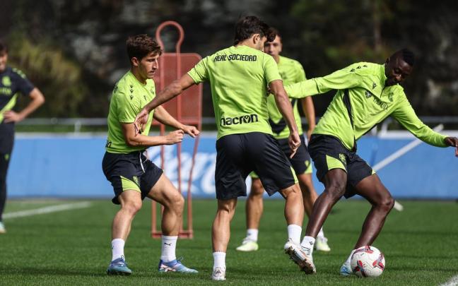 Aihen, Marín (de espaldas), Olasagasti y Sadiq, este jueves en Zubieta. / REAL SOCIEDAD