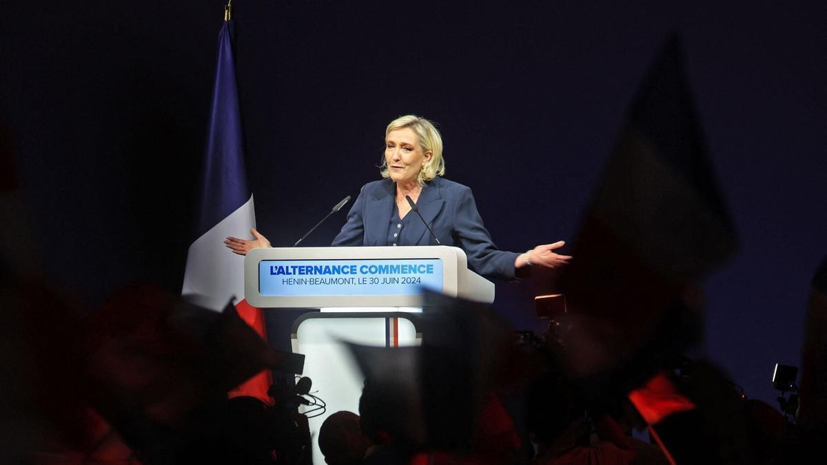 Marine Le Pen ofreciendo un discurso durante los resultados de las elecciones