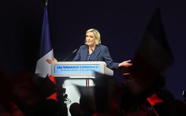 Marine Le Pen ofreciendo un discurso durante los resultados de las elecciones