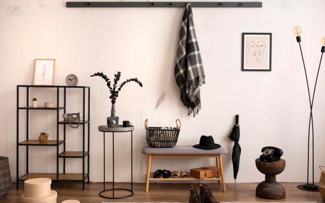 Recibidor de una vivienda con demasiado ruido visual.