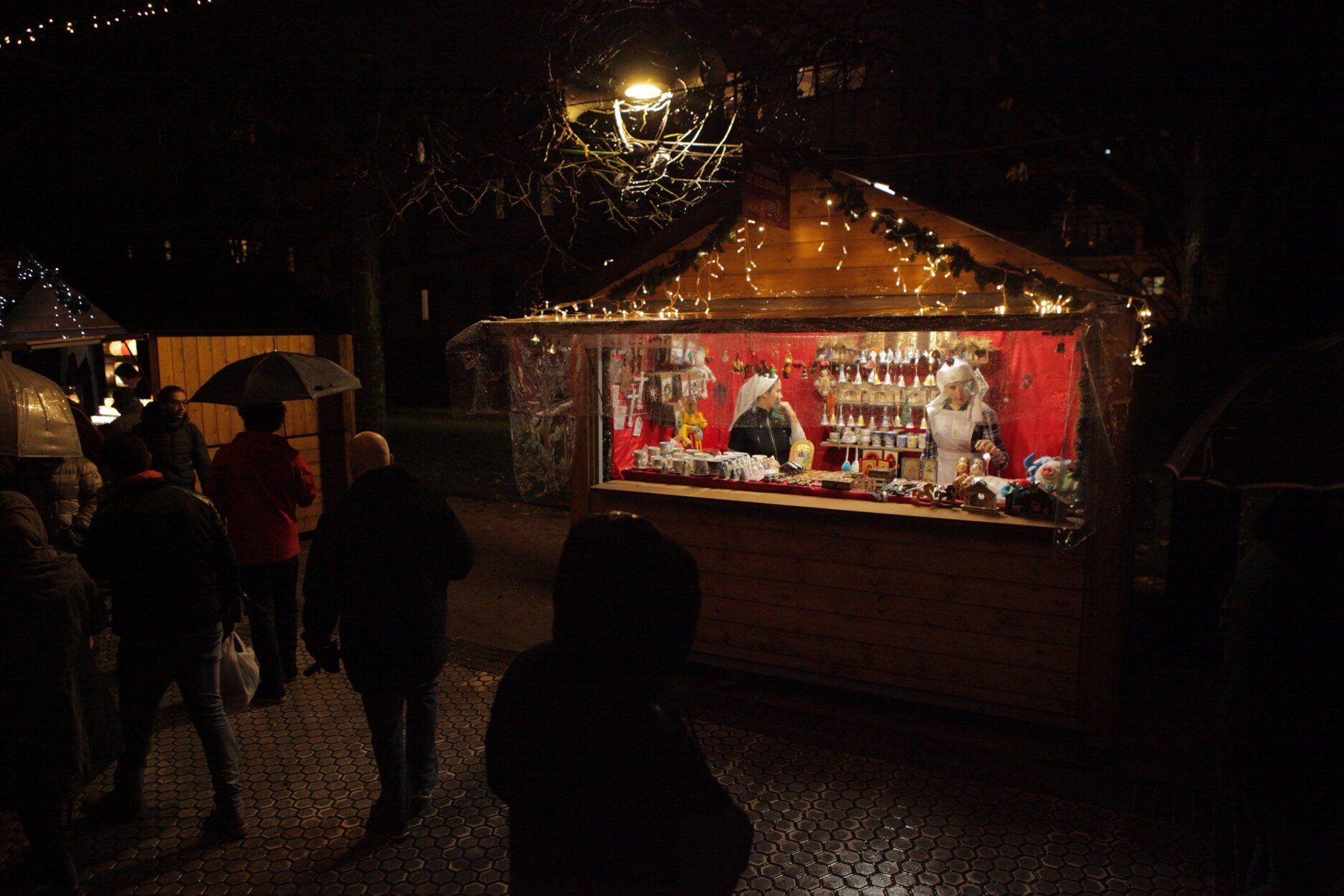 Personas visitando los puestos del mercado navideño de Donostia.