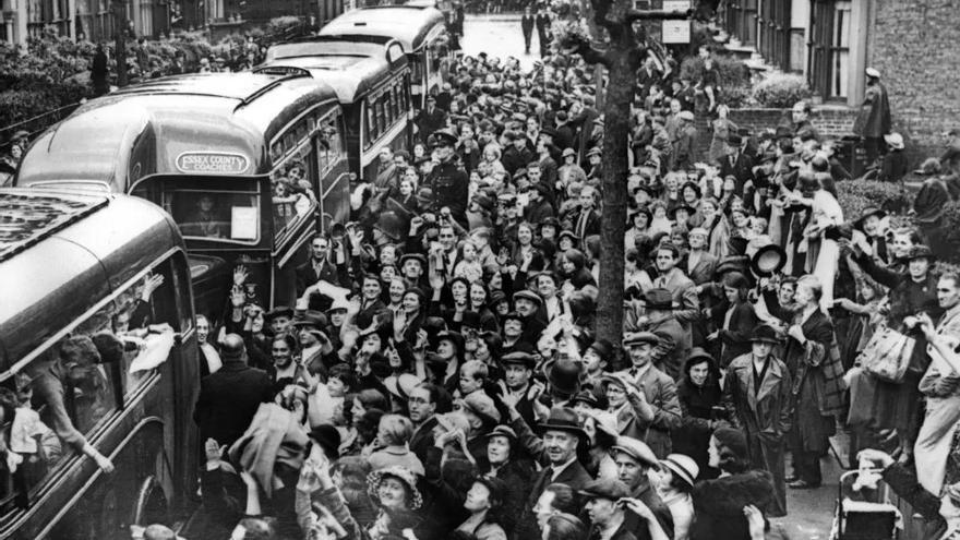 Imagen de archivo de la llegada a Londres de un grupo de niños vascos refugiados en 1937.